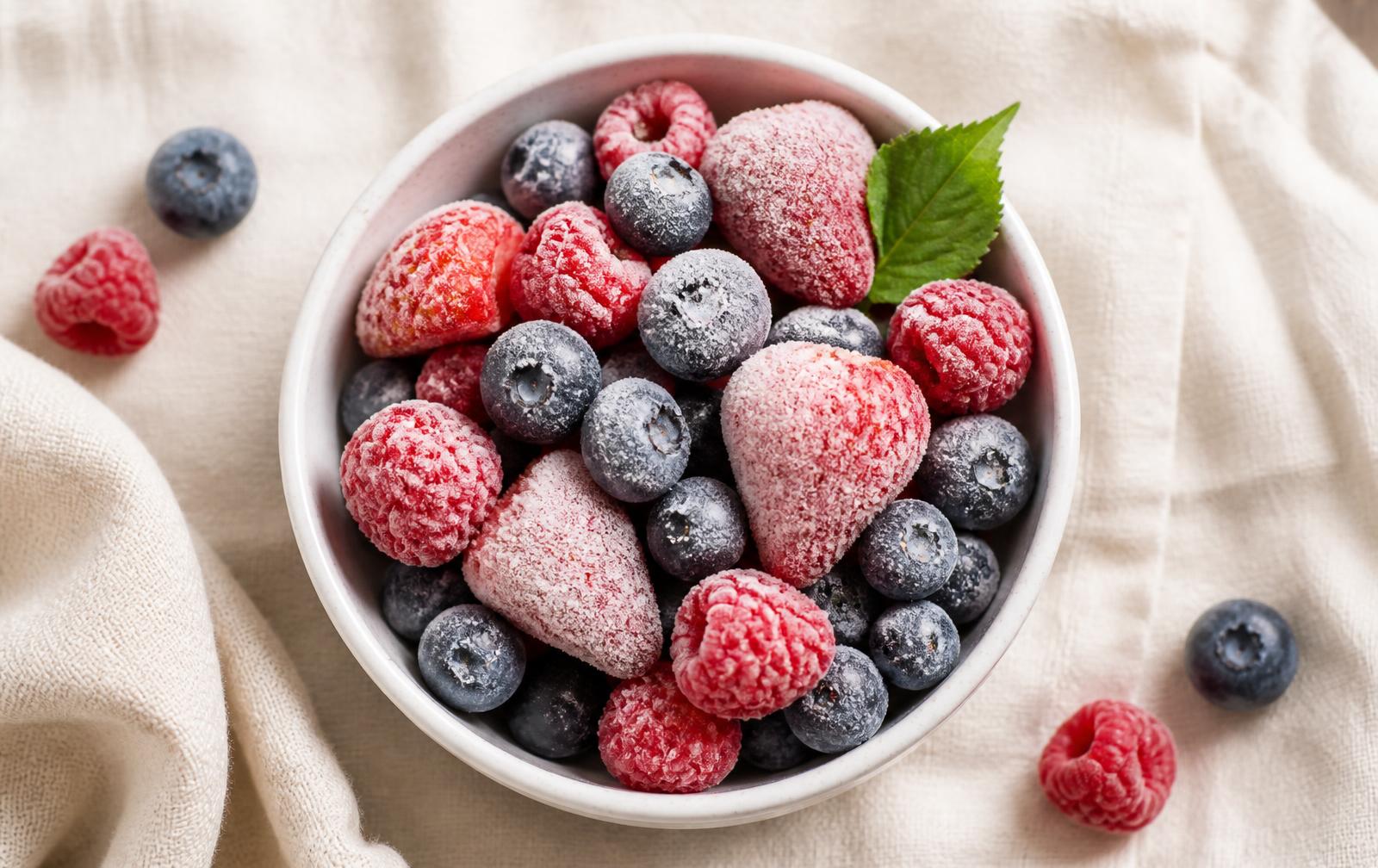 the complete guide to frozen berries: benefits, uses and how to eat them